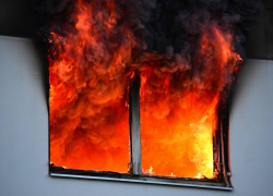 Мать и 12-летний сын почти погибли в дыму на пожаре в Макеевке