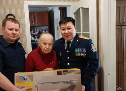 Ветерана Великой Отечественной войны из Донецка поздравили с 94-летием офицеры СК России