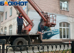 В центре Донецка художник Владислав Степной завершил создание мурала «Единство там, где Россия»