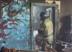 Ребенка и двух женщин спасли пожарные из горящей квартиры