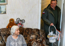 Мэр Донецка навестил ветерана блокадного Ленинграда и проверил, как в её доме отремонтировали кровлю 