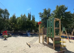 На месте бывшего пустыря в Зугрэсе построили детскую площадку 