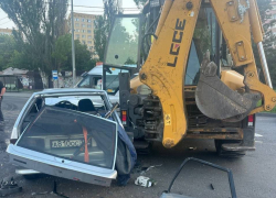 В Мариуполе автомобилист сбил пешехода, столкнулся с микроавтобусом и трактором