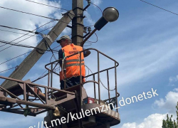 Ремонт продолжается, несмотря на обстрелы: коммунальщики Донецка ликвидируют аварийные ситуации по всему городу 