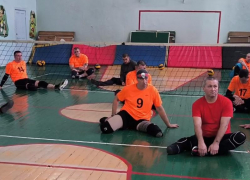 Сборной ДНР по волейболу сидя подарили комплекты спортивной экипировки 