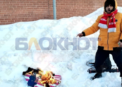 Ополченец ДНР сжег флаг США у американского посольства в Москве и получил штраф