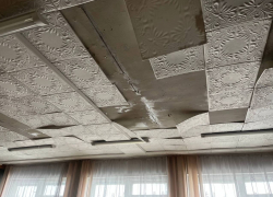 Здание техникума сыпется на головы студентов в Донецке после потопа 