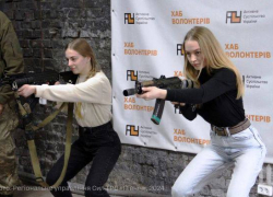 «Профиль с оружием - это комбатант»: советник главы ДНР о стремлении Украины заполнить окопы девушками-подростками 