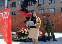 В качестве погибшего героя Рассел Бентли «Техас» принял участие в «Бессмертном полку» в Донецке