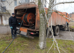 В Докучаевске ликвидируют порывы труб и ремонтируют коммуникации