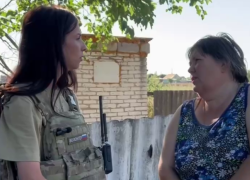 Волонтерам впервые удалось доставить гумпомощь в поселок под Великой Новоселкой