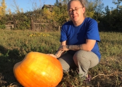 Жительница Горловки получила приз «За волю к победе» и прошла во Вторую лигу России с тыквой Володей