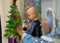 Жители ДНР могут исполнить новогодние желания тяжелобольных детей и сирот 
