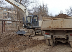 В Кировском районе Донецка продолжается ремонт коллектора 