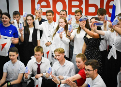 Молодежи из ДНР торжественно вручили паспорта Российской Федерации 