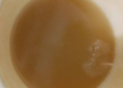 Жители Донецка показали коричневую воду с пеной из-под крана