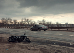 На Петровском мосту в Донецке водитель сбил мотоциклиста и просто уехал