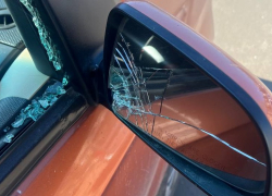 Дончанин из ревности разбил стекла и зеркала в машине сожительницы