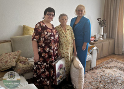 В Макеевке с днем рождения поздравили 92-летнию труженицу тыла Надежду Козлову