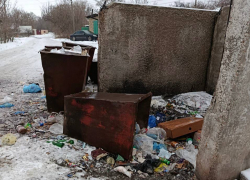 «Сгнили, упали»: жители Холодной Балки недовольны состоянием мусорных баков по улице Парковой 