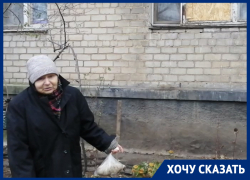 Брала с «мусорника» картонные коробки, чтоб закрыть окно: 90-летняя бабушка из Донецка рассказала, как замерзает в квартире после обстрела