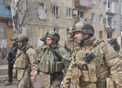Герой ДНР провел Сергея Кириенко по освобожденному Курахово: город начинает оживать