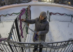 Жительница Макеевки попала на видео во время кражи новогоднего декора у пекарни