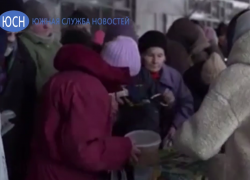 В центре Донецка волонтеры раздали горячие обеды и хлеб пенсионерам и малоимущим дончанам перед Новым годом