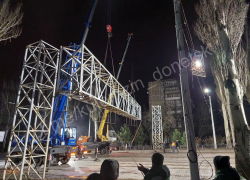Под покровом ночи в Донецке демонтировали рекламную конструкцию
