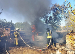 Автомобиль и микроавтобус сгорели в Старобешево, ДНР, возле жилого дома