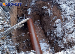 Один порыв пытаются отремонтировать уже три раза в донецком дворе