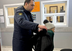 В Мариуполе судебный пристав помог старушке найти дом и родных 