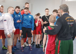 «Дети Донбасса особенные, у них сильных дух!»: олимпийский чемпион провёл мастер-класс для юных спортсменов ДНР