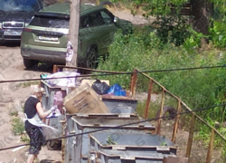 «Эта песня хороша»: жители Бирюзова в Донецке снова жалуются на мусорные баки у дома