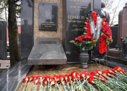 Молодежь ДНР передала в Москву венок, который возложили к могиле космонавта Берегового