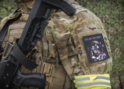 Стилизованные шевроны вручили дружинники сотрудникам Военной Комендатуры ДНР 