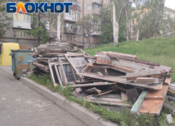 Новые окна в подъездах: Донецк обрастает старыми рамами 