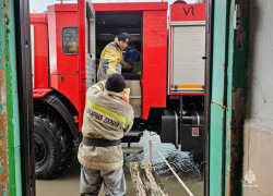 МЧС ДНР эвакуировали из подтопленных домов азовского побережья 53 человека