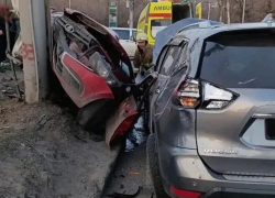 20-летний парень на скорости намотался на столб и застрял в машине в Макеевке