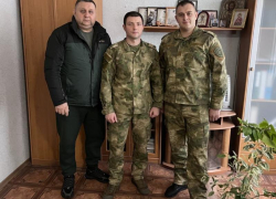 Правоохранители Тореза ДНР передали материальную помощь отцу погибшего при исполнении коллеги 