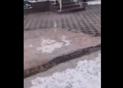 Горячий фонтан бьет с крыши дома в Макеевке