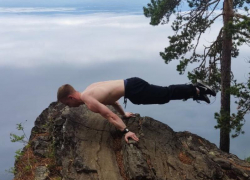 Рекорд держания «горизонта» на скале: поразительное выступление гимнаста ДНР на Байкале
