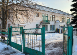 «Дети мёрзнут, здание скоро рухнет»: родители жалуются на условия и внешний вид макеевского садика №49