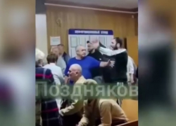 Мужчина кавказской внешности накинулся на инвалида и медработника в очереди за талоном в поликлинике Донецка