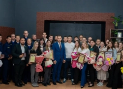 За храбрость и заслуги: в ДНР наградили молодых героев