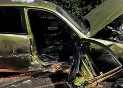 Спасатели вытащили женщину из покореженного автомобиля в Макеевке