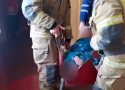 В Макеевке, ДНР, спасатели и полицейские помогли женщине, нуждавшейся в медпомощи