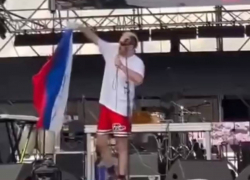 Оскорбил свой народ: в Грузии возмутились представлением певца, помочившегося на российский флаг в Тбилиси