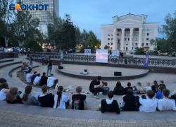 В Донецке под открытым небом состоялся показ документального фильма «Позывной «Донецк»: История одного аэропорта»