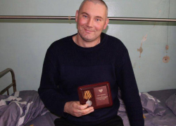 «Эта медаль дорогого стоит»: огнеборцам, раненым повторным обстрелом ВСУ, вручили награды в больнице ДНР 